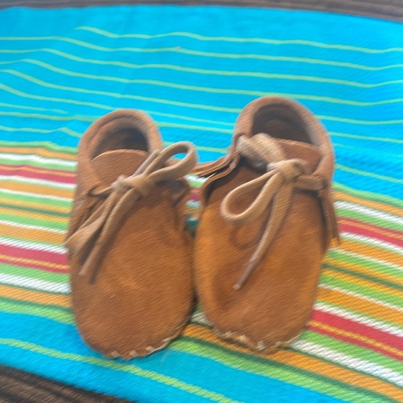 Mango baby Fringed leather boots

Rounded toe. Decorative fringing. - Picture 1 of 7